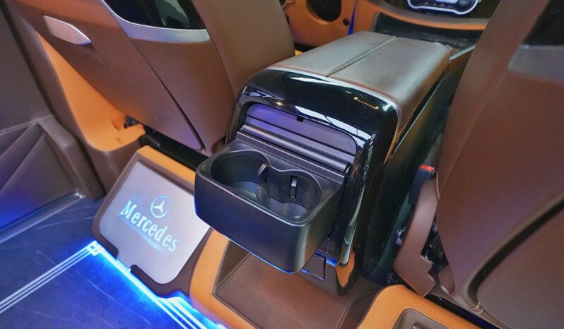 
								Mercedes-Benz Vito 2023 2.0T Elite Edition 7-Seater full									