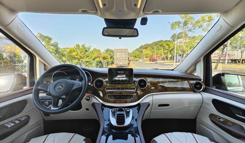 
								Mercedes-Benz V-Class 2019 V250 2.0T Standard Extended Wheelbase Middle East Edition full									