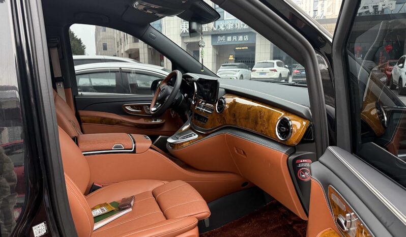 
								Mercedes-Benz V-Class 2023 V260L High Roof Custom Edition full									