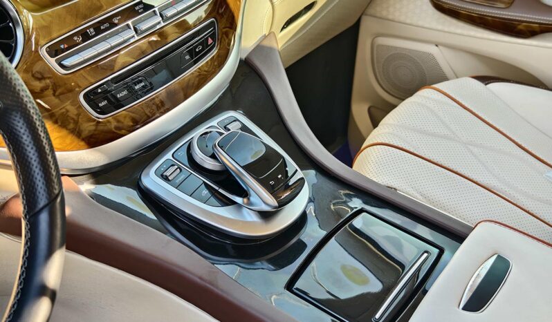 
								Mercedes-Benz V-Class 2019 V250 2.0T Standard Extended Wheelbase Middle East Edition full									