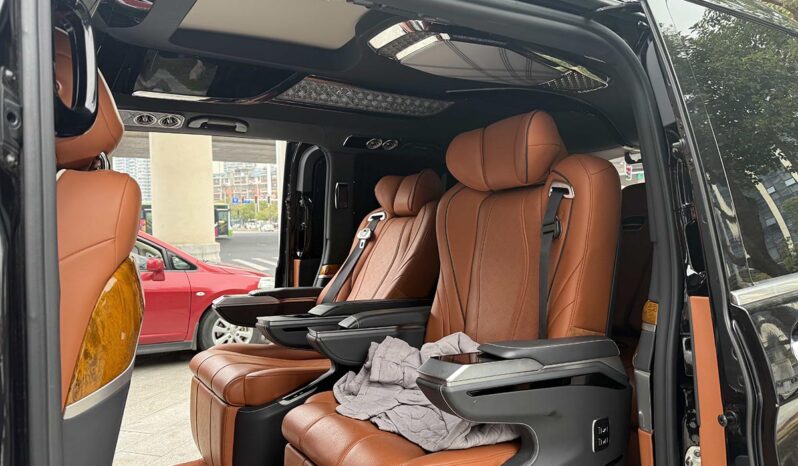 
								Mercedes-Benz V-Class 2023 V260L High Roof Custom Edition full									