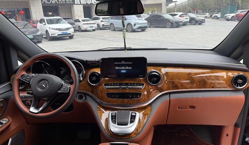 
								Mercedes-Benz V-Class 2023 V260L High Roof Custom Edition full									