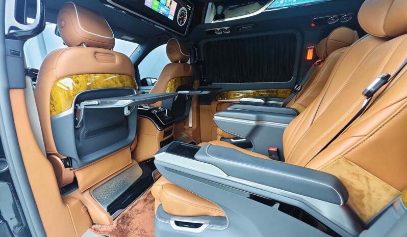 
								Mercedes-Benz V-Class 2023 V260L High Roof Custom Edition full									