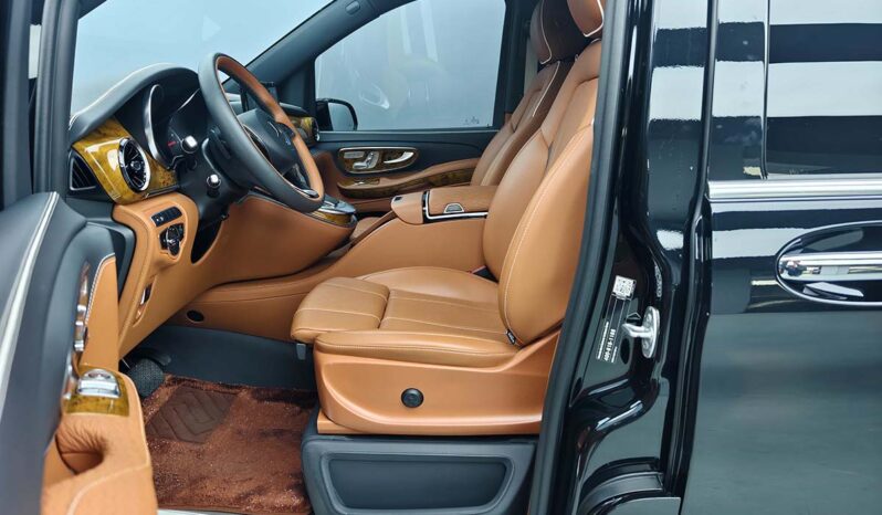 
								Mercedes-Benz V-Class 2023 V260L High Roof Custom Edition full									