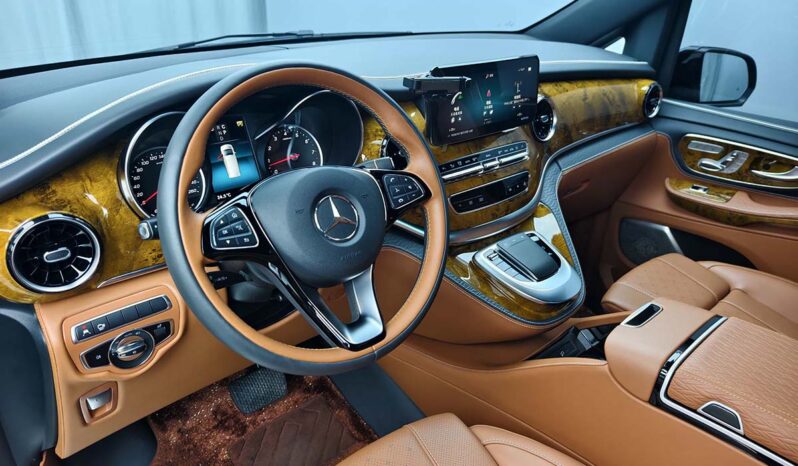 
								Mercedes-Benz V-Class 2023 V260L High Roof Custom Edition full									