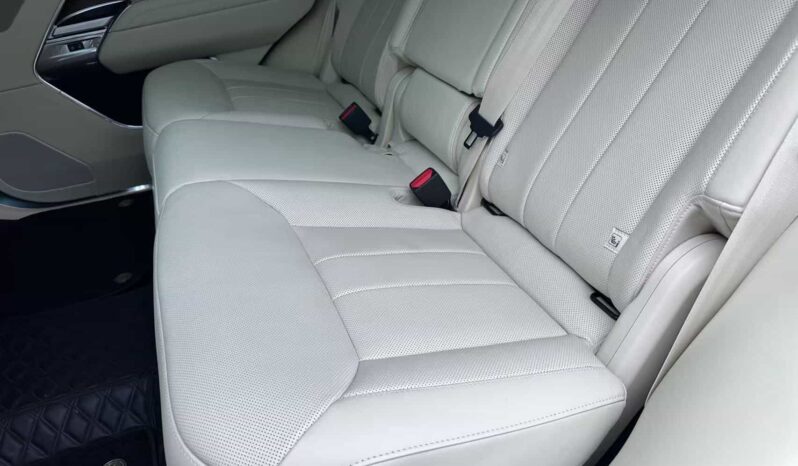 
								Land Rover Range Rover 2025 3.0L 6400PS Prestige Extended Wheelbase Seven-Seater full									