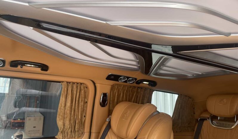 
								2023 Mercedes-Benz Vito 2.0T Business Edition 7-Seater, Two-Tone full									