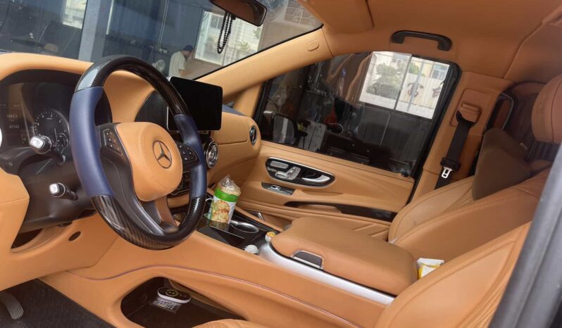 
								2023 Mercedes-Benz Vito 2.0T Business Edition 7-Seater, Two-Tone full									