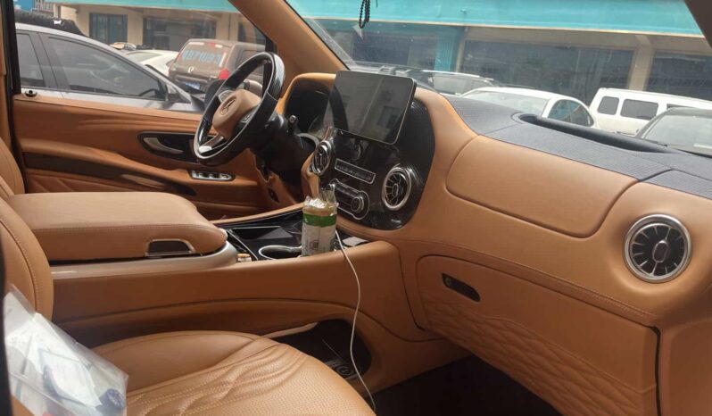 
								2023 Mercedes-Benz Vito 2.0T Business Edition 7-Seater, Two-Tone full									