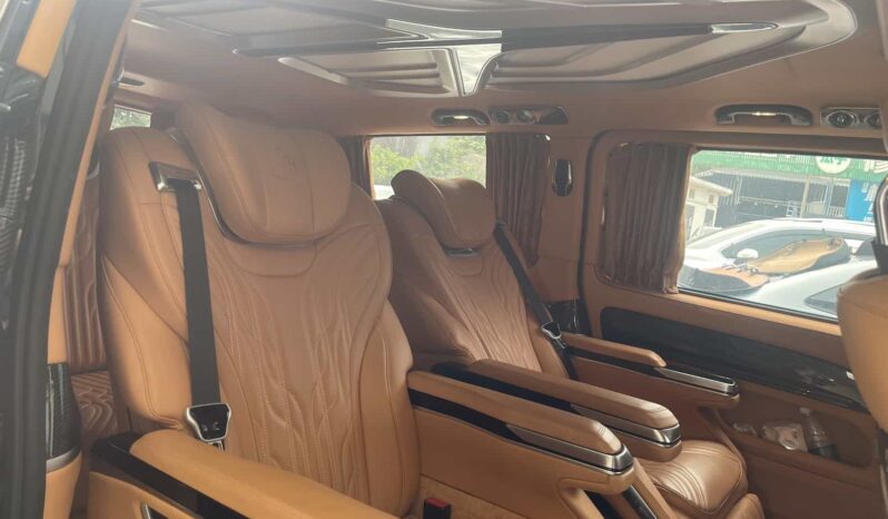 
								2023 Mercedes-Benz Vito 2.0T Business Edition 7-Seater, Two-Tone full									