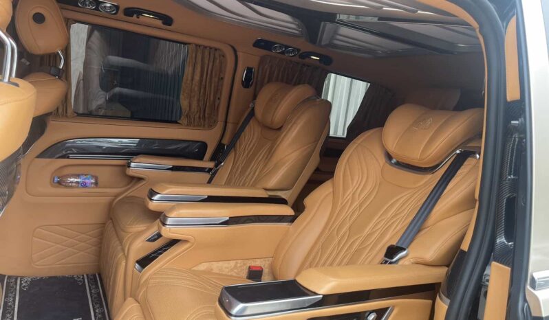 
								2023 Mercedes-Benz Vito 2.0T Business Edition 7-Seater, Two-Tone full									