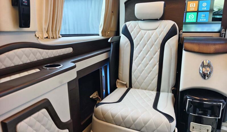 
								2019 Mercedes-Benz Vito High Roof Model with Full Partition full									