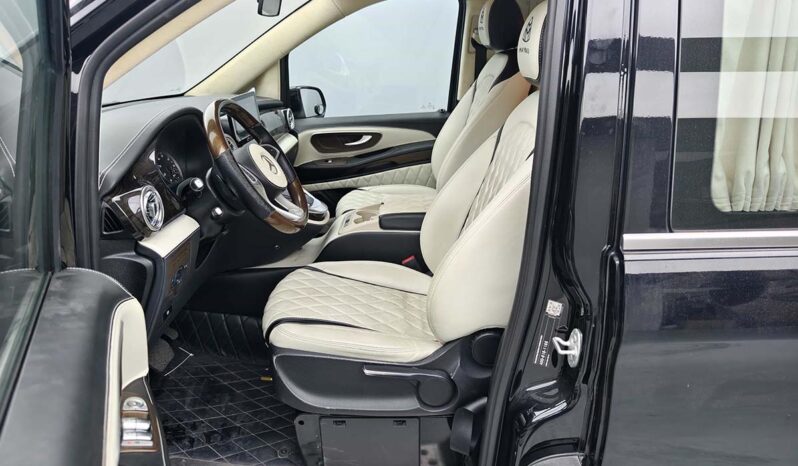 
								2019 Mercedes-Benz Vito High Roof Model with Full Partition full									