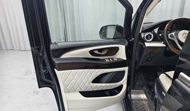 
								2019 Mercedes-Benz Vito High Roof Model with Full Partition full									