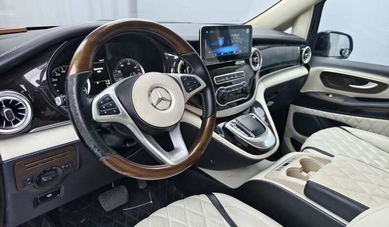 
								2019 Mercedes-Benz Vito High Roof Model with Full Partition full									