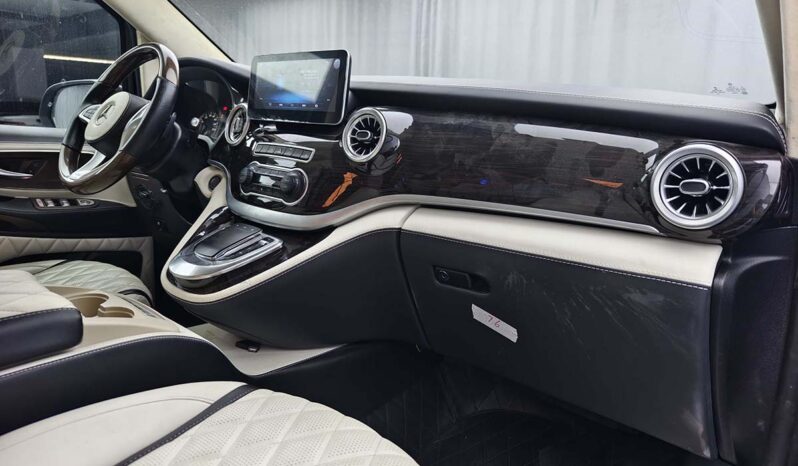 
								2019 Mercedes-Benz Vito High Roof Model with Full Partition full									