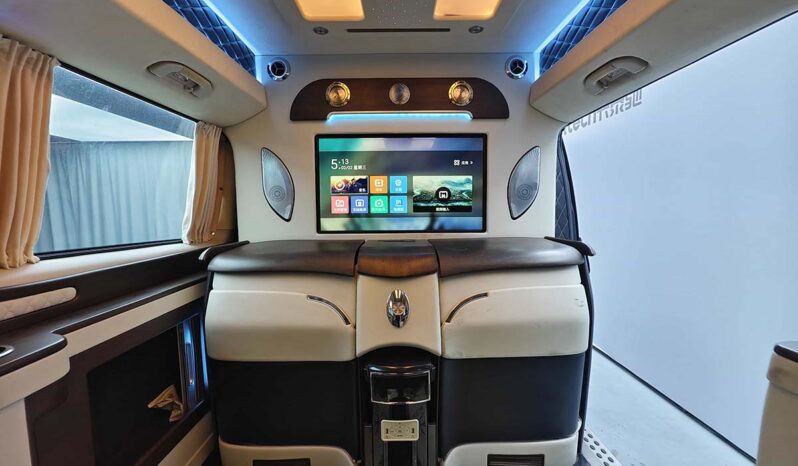 
								2019 Mercedes-Benz Vito High Roof Model with Full Partition full									